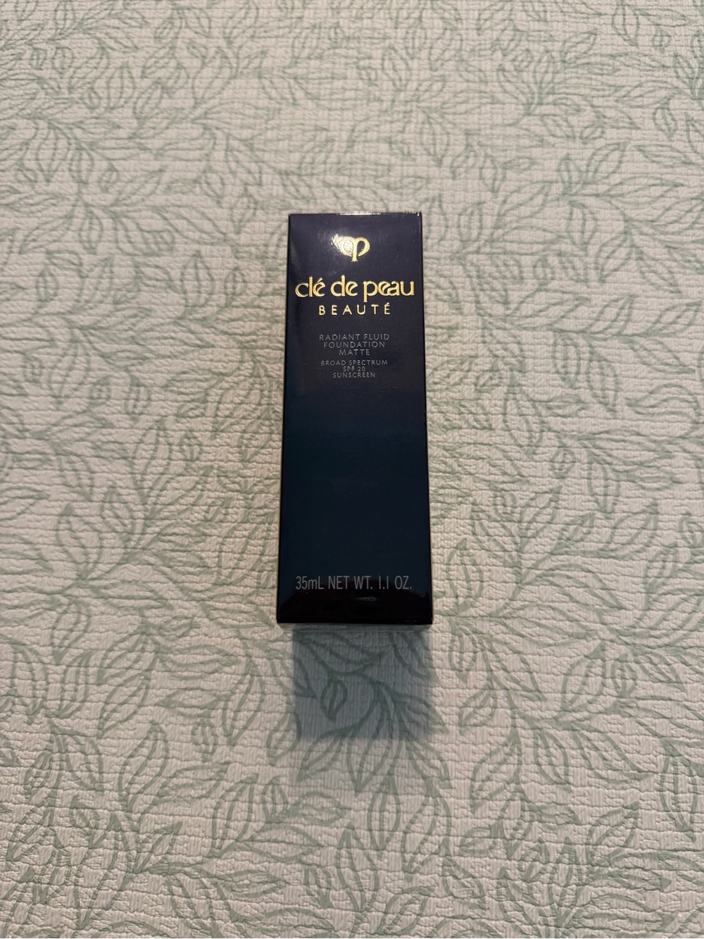 cle de peau Beauté Radiant Foundation Matte - Shade I10 Very Light Ivory